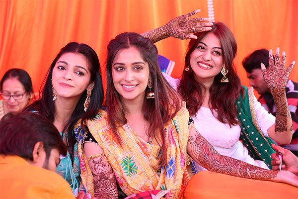 dipika kakars best friend falaq naaz and jyotsna chandola accompanying her