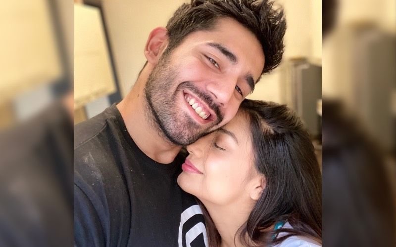 Divya Agarwal Goofs Around With Boyfriend Varun Sood In Bed; The Two Can't Stop Giggling – VIDEO