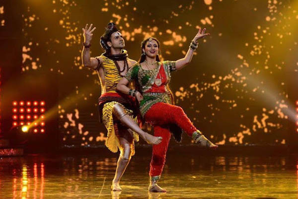 divyanka tripathi and vivek dahiya in a still from nach baliye 8