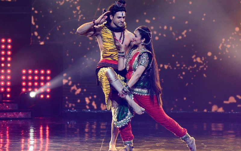 PICTURES: Divyanka Tripathi-Vivek Dahiya Play Shiva-Parvati On Nach Baliye 8