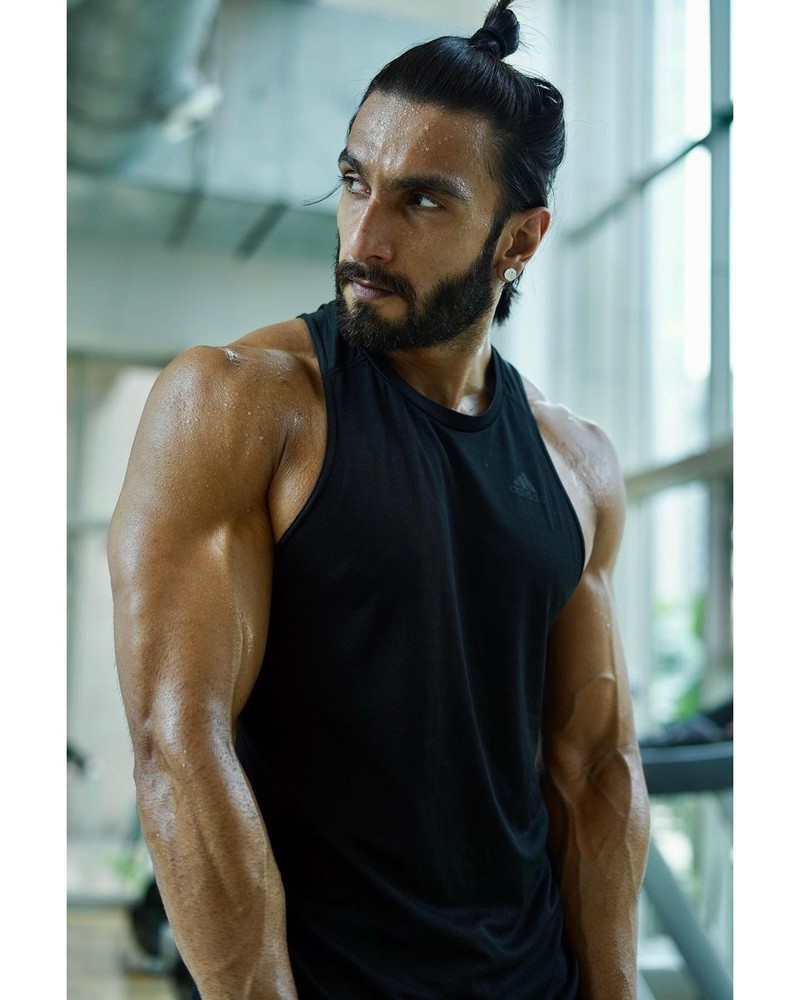 Ranveer Singh flaunts his bulked physique in recent photos