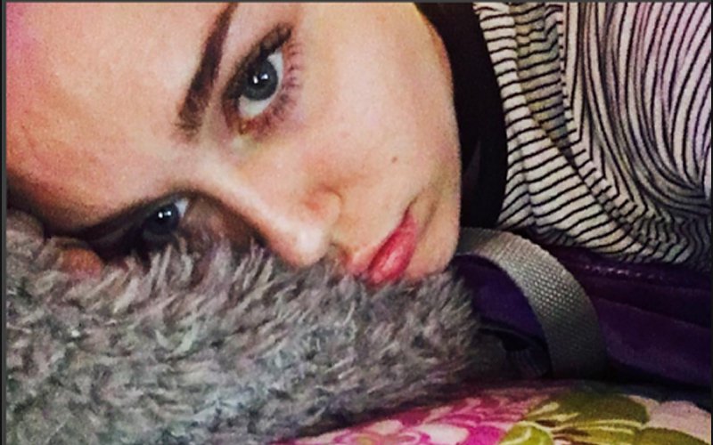 Miley Cyrus uploads injury photos!