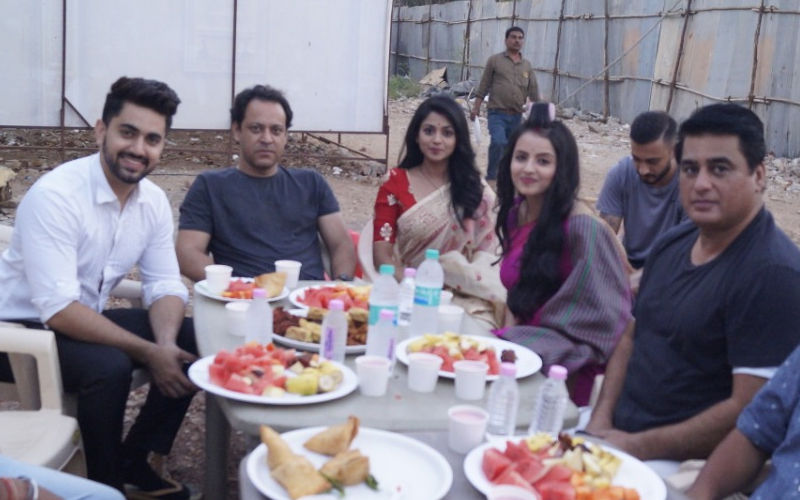 Ek Bhram - Sarvagun Sampanna Star Cast Enjoys Iftaari Together- See Pics