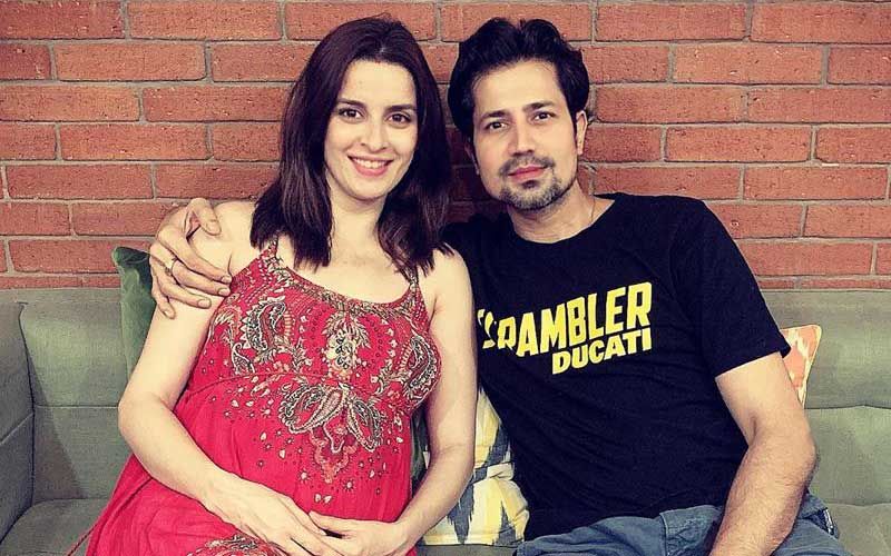 Preggers Ekta Kaul Glows As She Flaunts Her Baby Bump While Posing ‘Just Like That’ With Dad-To-Be Sumeet Vyas