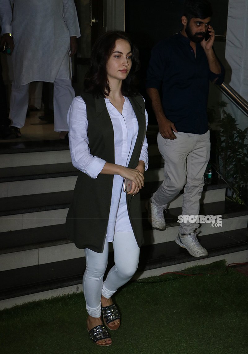 elli avram at neeraj vora s prayer meet