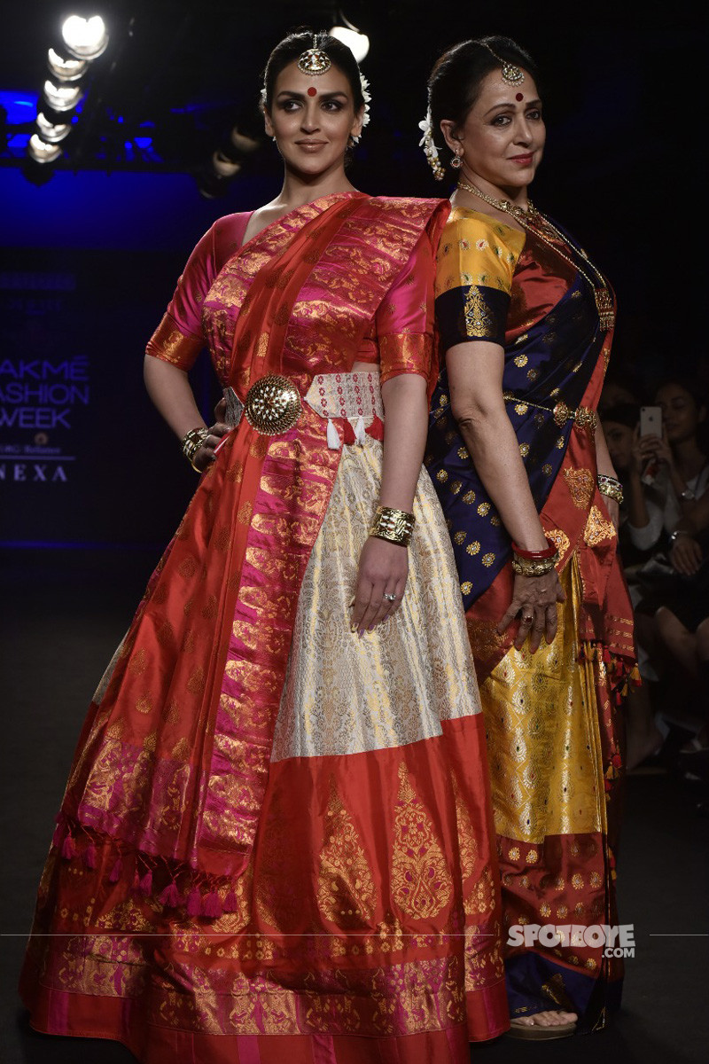 esha deol with mom hema malini at lakme fashion week 2018