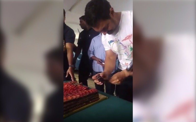 Aamir cuts his B’Day cake
