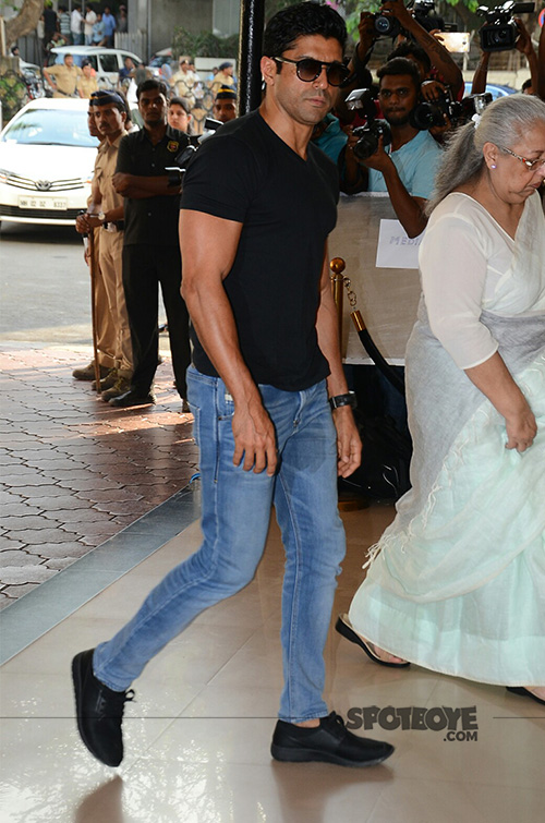 farhan akhtar at vinod khanna prayer meet