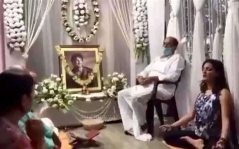 Post Sushant Singh Rajput's Death A Video Of Prayer Meet From Patna Goes Viral; Family Chanting For His Peace Will Break Your Heart
