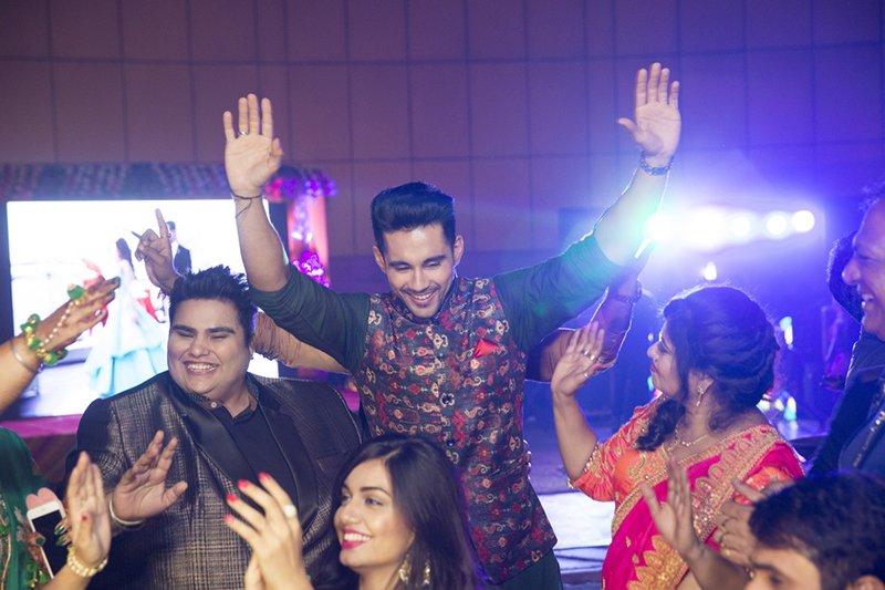 groom abhishek bajaj dances with the baratis