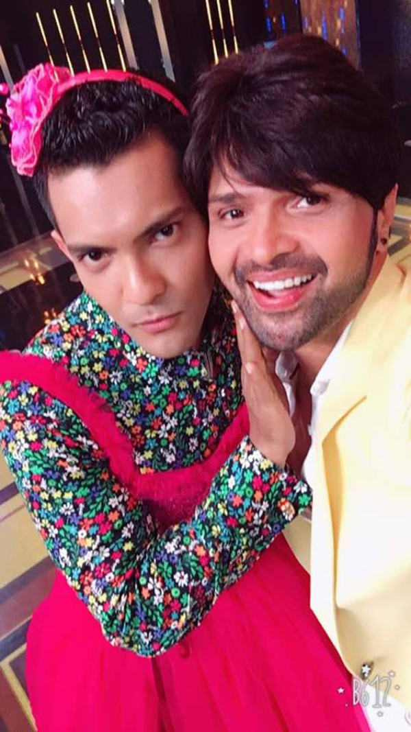 himesh reshammiya nd aditya narayan on the sets of sa re ga ma pa lil champs