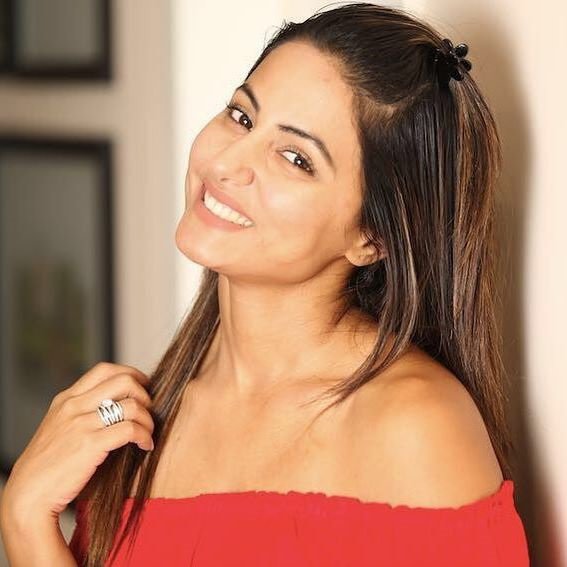 hina khan poses for a picture