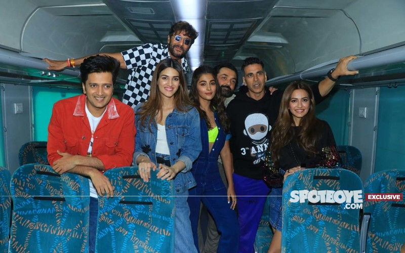 Housefull 4 Express UNCUT Video: Akshay, Kriti, Riteish, Bobby, Pooja's Fun Train Journey With Lots Of Games And Laughs- EXCLUSIVE
