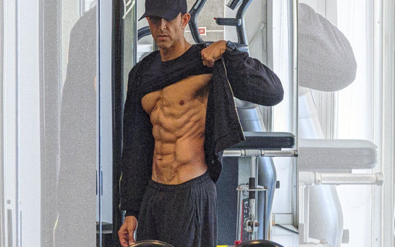 VIRAL! Hrithik Roshal Shows-Off His Chiseled Eight-Pack Abs, Takes Internet By Storm; Fans Say, ‘Greek God Pro Max’- See PICS