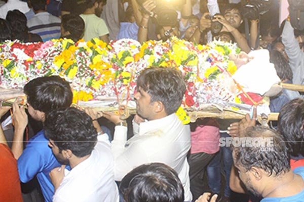inder kumar being carried for his last rites