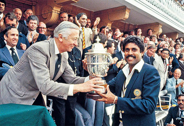 india captain kapil dev lift the 1983 cricket World Cup trophy