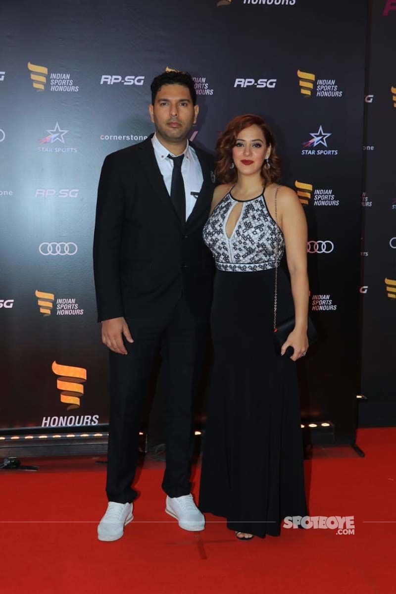 Yuvraj Singh and wife Hazel Keech look perfect in color-coordinated outfits [Image Source: Viral Bhayani]