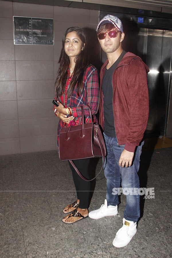 ishita and vatsal spotted at the airport