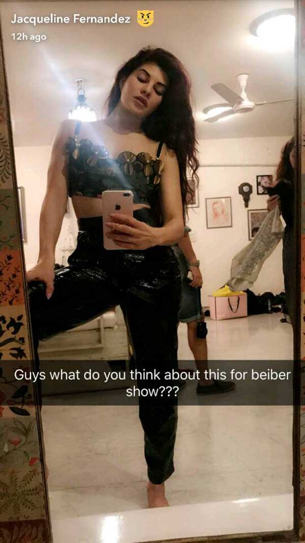 jacqueline fernandez confused whether to wear a all black outfit for justin beiber purpose tour in india