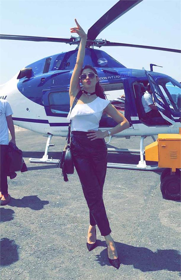 jacqueline fernandez lands at justin bieber concert in a helicopter