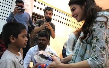 क्रिसमस के मौके पर जैकलीन फ़र्नान्डिस ने अनाथ और कैंसर पीड़ित बच्चों में बखेरी खुशियां