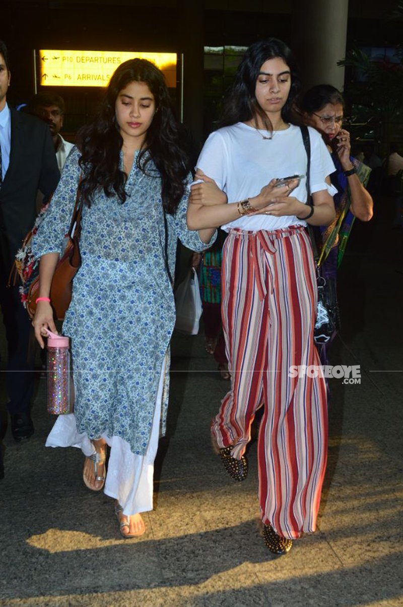 janhvi and khushi kapoor at the airport