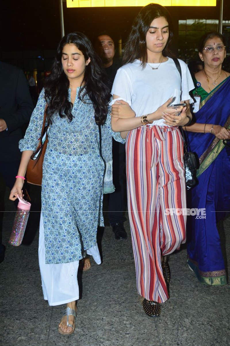 janhvi and khushi kapoor at the mumbai airport