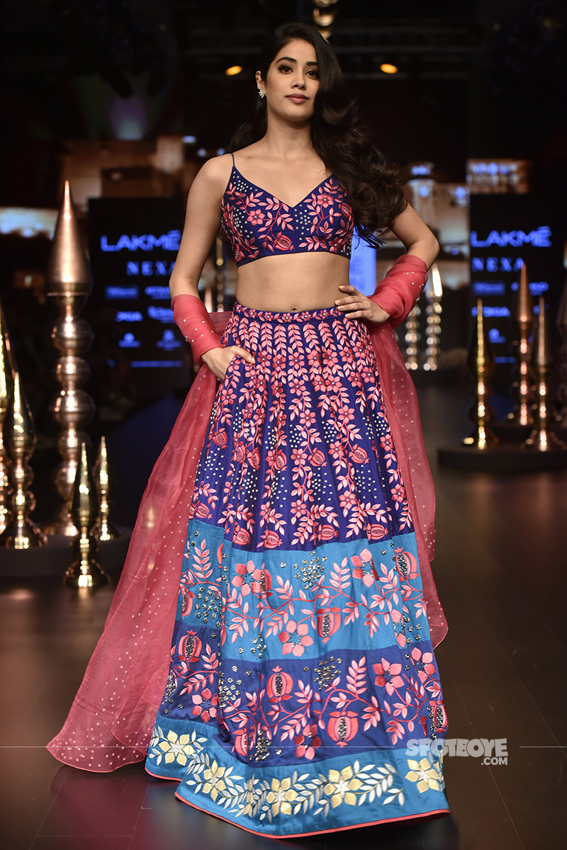 janhvi kapoor at lakme fashion week 2018