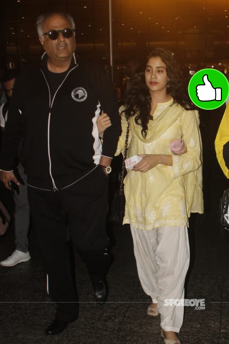 janhvi kapoor snapped with boney kapoor at the airport