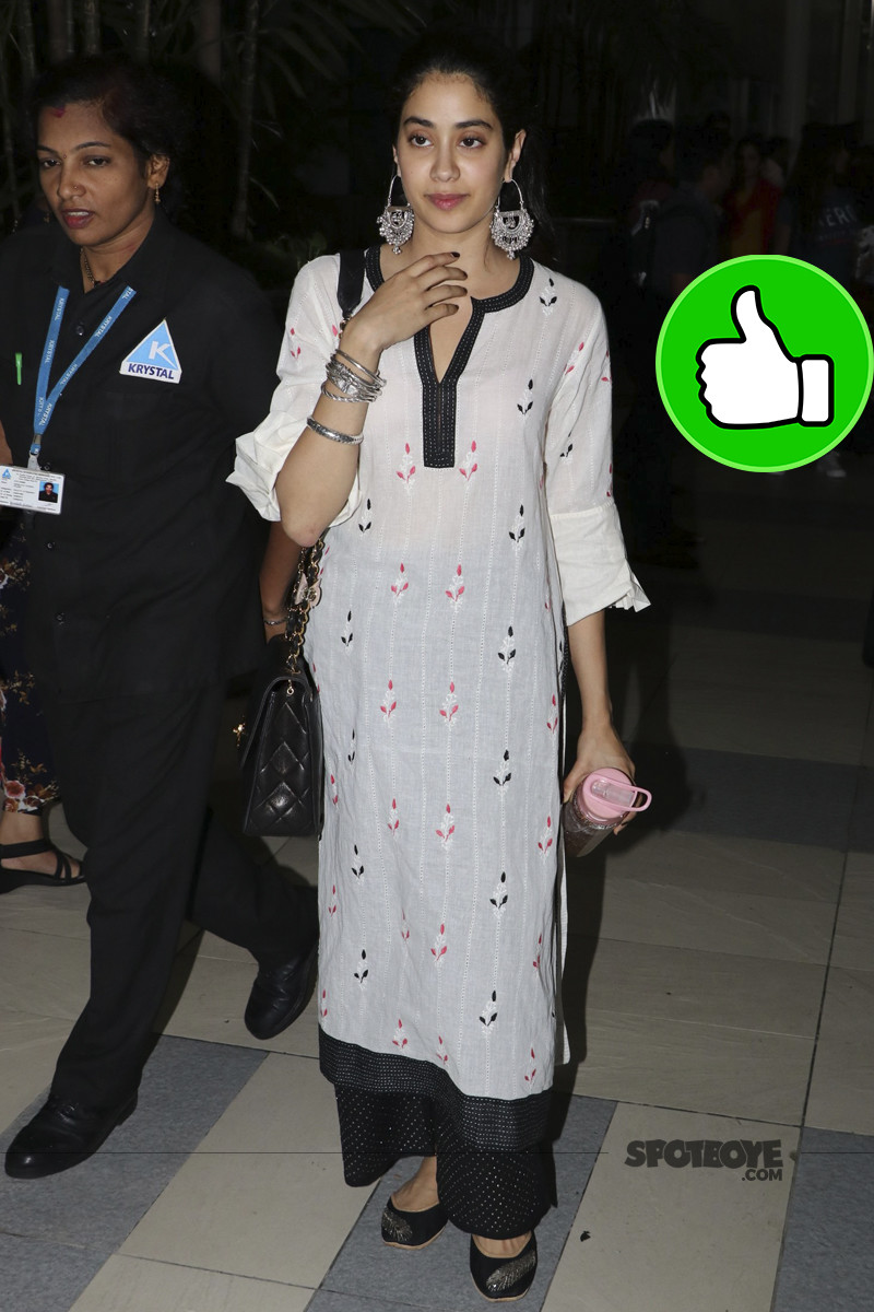 janhvi kapoor spotted at the airport