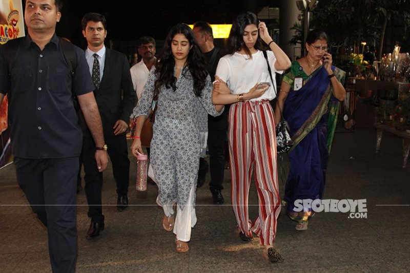 janhvi kapoor with sister khushi at airport