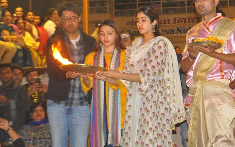 Janhvi Kapoor Performs Ganga Aarti In Varanasi With Friends, The Pictures Are A Visual Treat