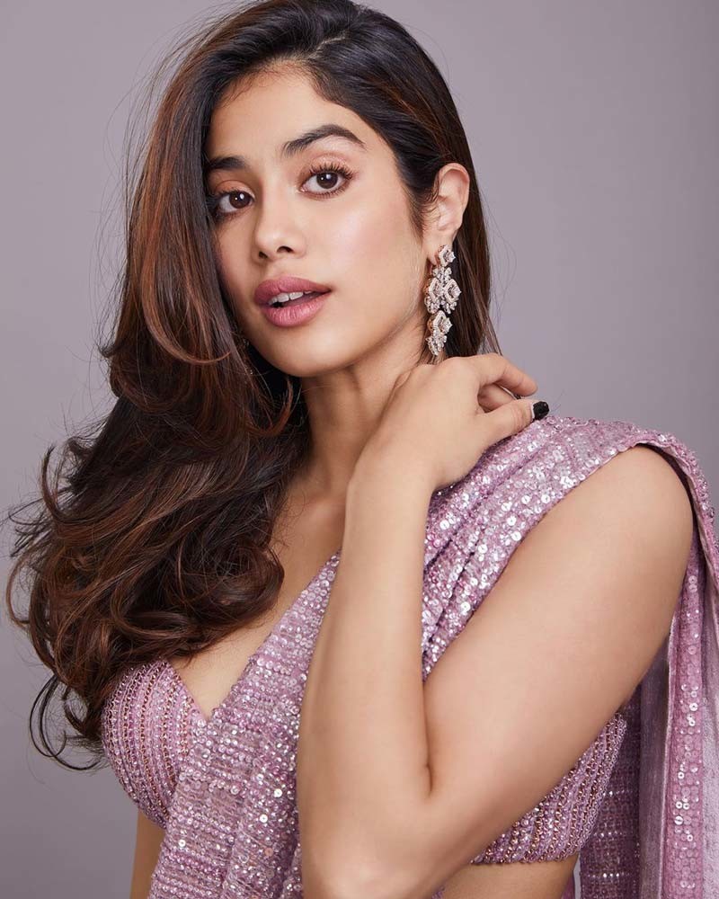 Janhvi Kapoor's elegance in saree and minimal glamour stuns the spotlight