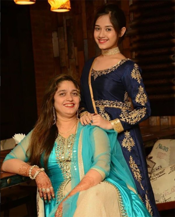 jannat zubair rahmani with her mother
