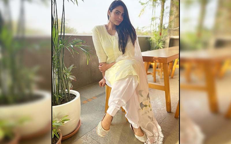 Japji Khaira Looks Stunning Posing For A Sunkissed Picture Amid Lush Fields In Punjab