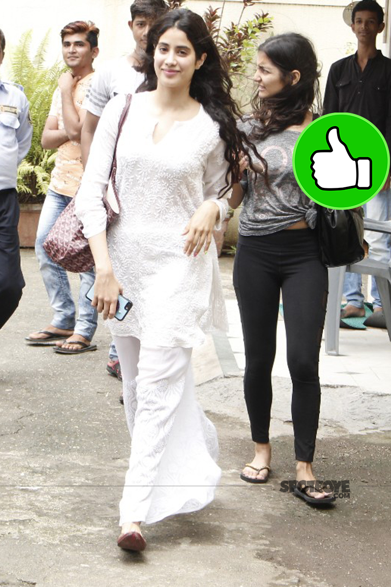 jhanvi kapoor snapped in bandra