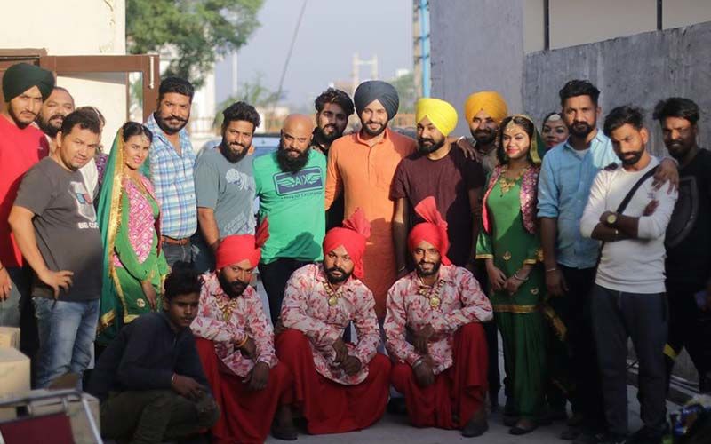 Jobanpreet Singh Strikes Pose With Entire Team of 'Saak'- SEE PIC