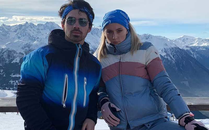 New Parents Sophie Turner And Joe Jonas Take Their Daughter For A Stroll; GoT Actress Flaunts Her Makeup-Free Self