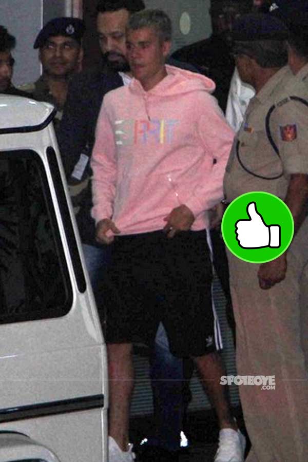 justin bieber impresses with a pink sweatshirt at the mumbai airport