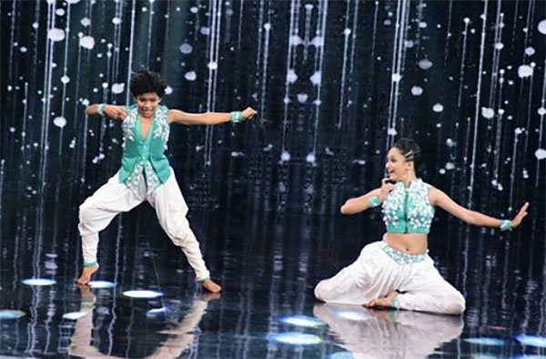 a contestant performing in super dancer 2