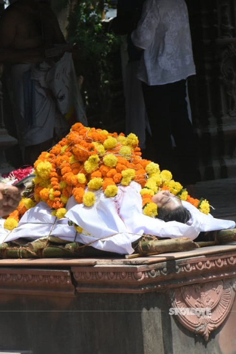 kalpana lazmi last rites being performed