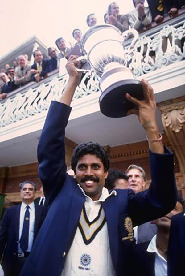 kapil dev holding the world cup trophy