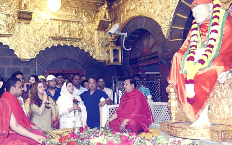 Kapil Sharma & Ladylove Ginni Seek Divine Blessings Ahead Of Firangi’s Release