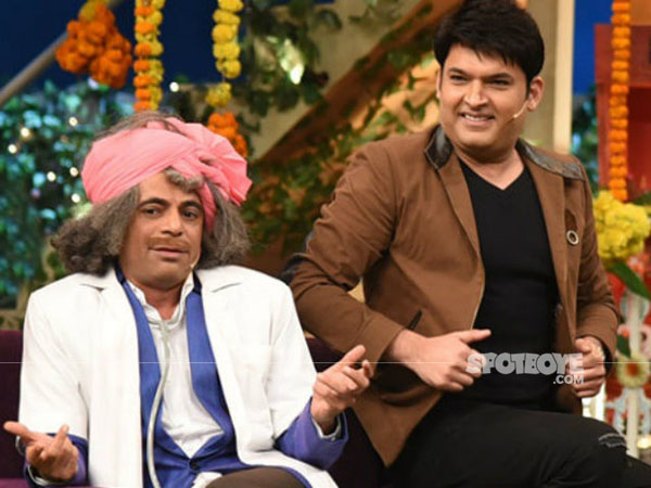 kapil sharma and sunil grover share a light moment on the kapil sharma show