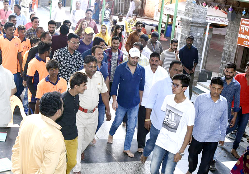 kapil sharma visits shirdi sai baba temple