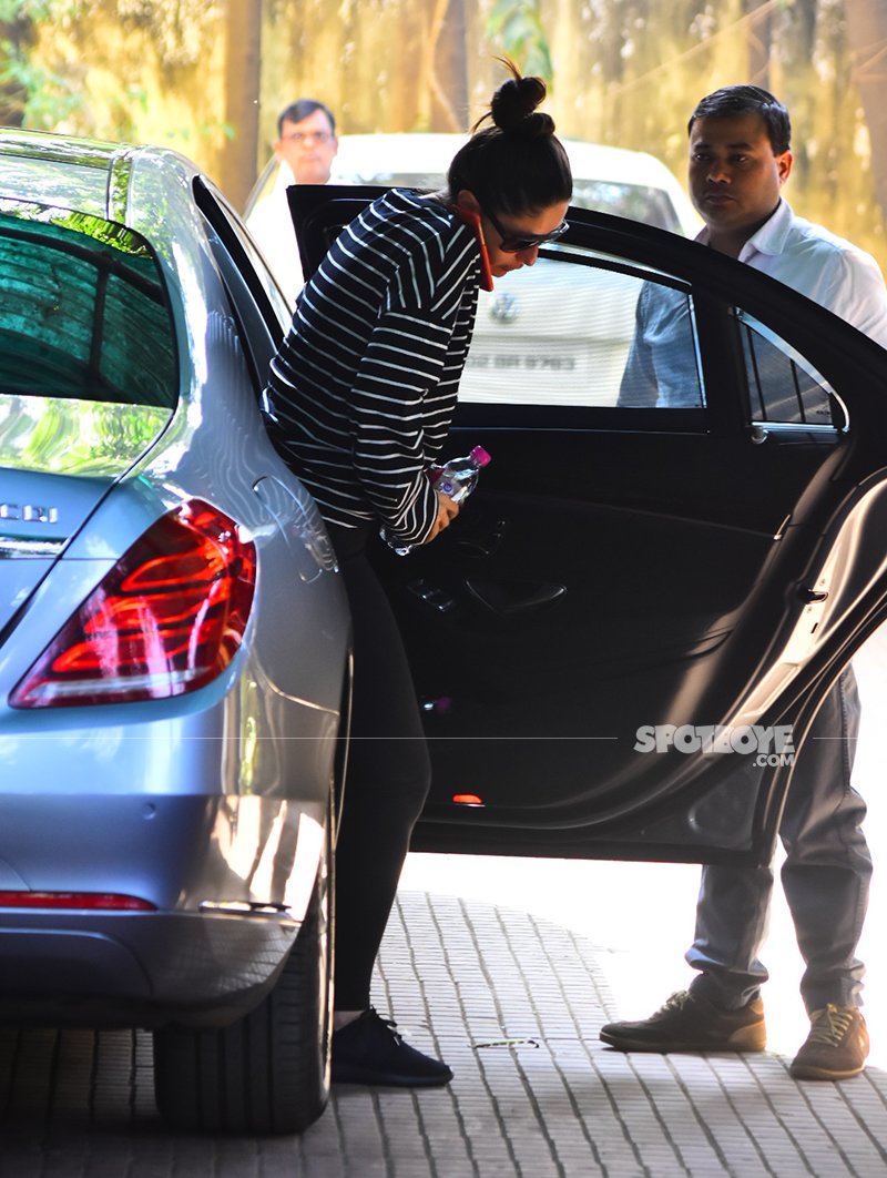 kareena kapoor hops out of her car