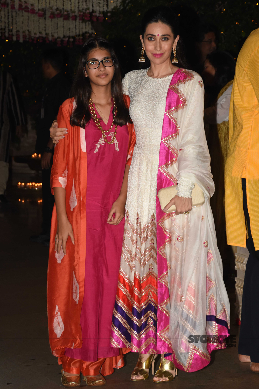 karisma kapoor with her daughter at ambani ganpati celebration