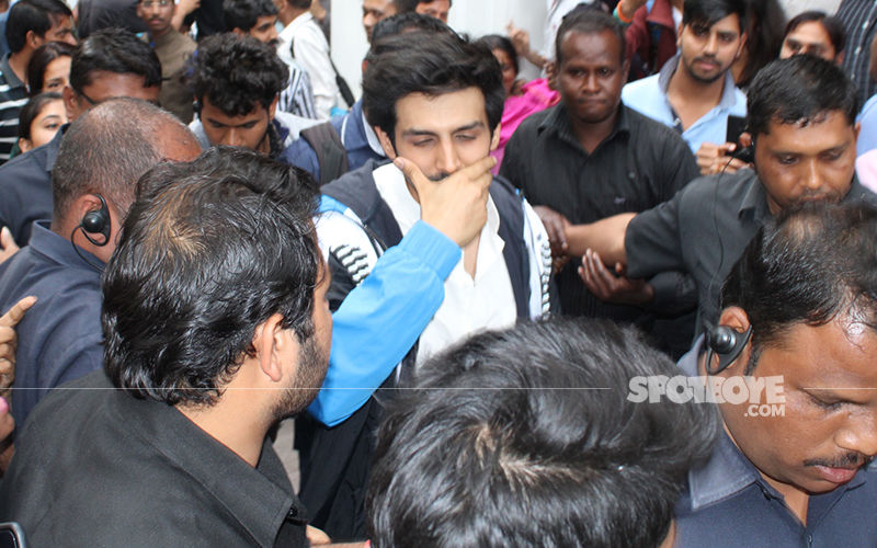 Kartik Aaryan Mobbed In New Delhi; Guards His Look Of Aaj Kal