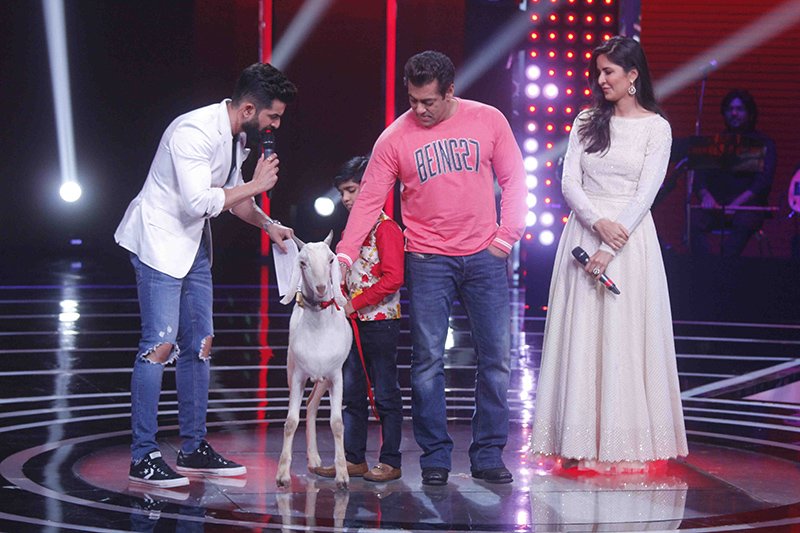 katrina kaif and salman khan meets sultan on the sets of the voice india kids