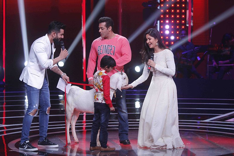 katrina kaif and salman khan on the sets of the voice india kids